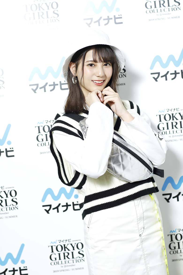 日向坂46・小坂菜緒、自宅ではパーカーにショートパンツ姿の