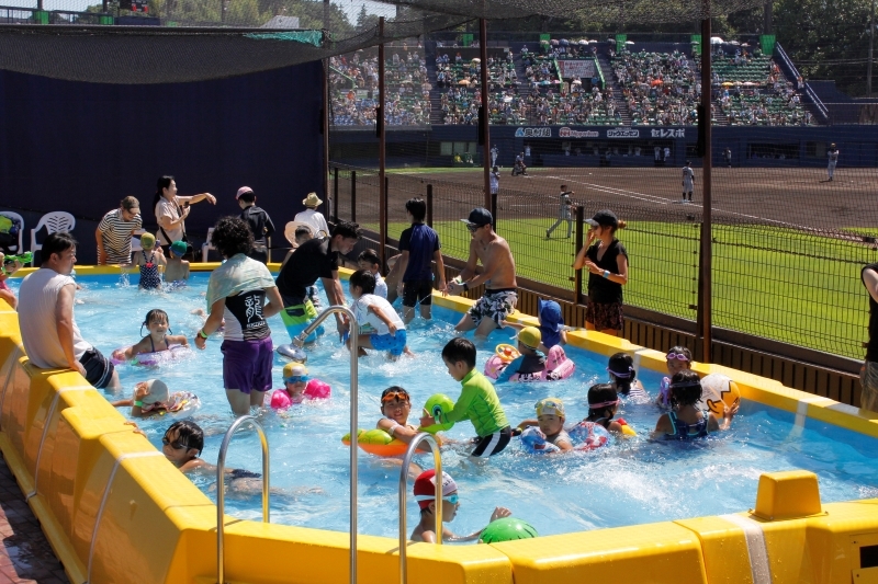 観客席の中にプールを設置するなど、様々なイベントが開催されている鎌スタ
