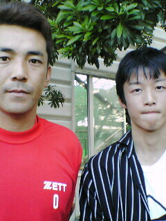 中学生の頃の向井が、練習場で撮ってもらった木村拓也さんとの写真。不登校だった向井は、木村さんの言葉に救われたという。