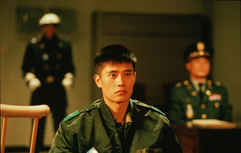 国家と友情の狭間で葛藤する韓国の兵士役にイ・ビョンホン