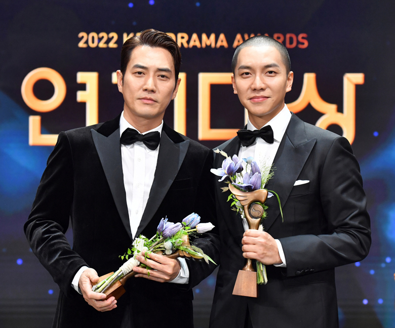 役作りで坊主頭での登場となったイ・スンギとチュ・サンウクが大賞を共同受賞した「2022 KBS演技大賞(字幕付き)」 