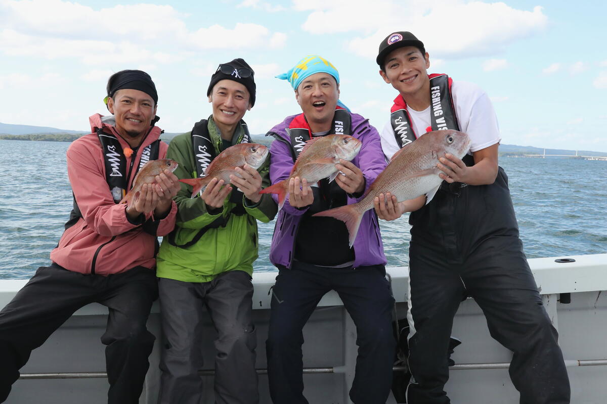 前回優勝者の白川裕二郎がライブ終わりのメンバーを連れて石川県七尾湾へ