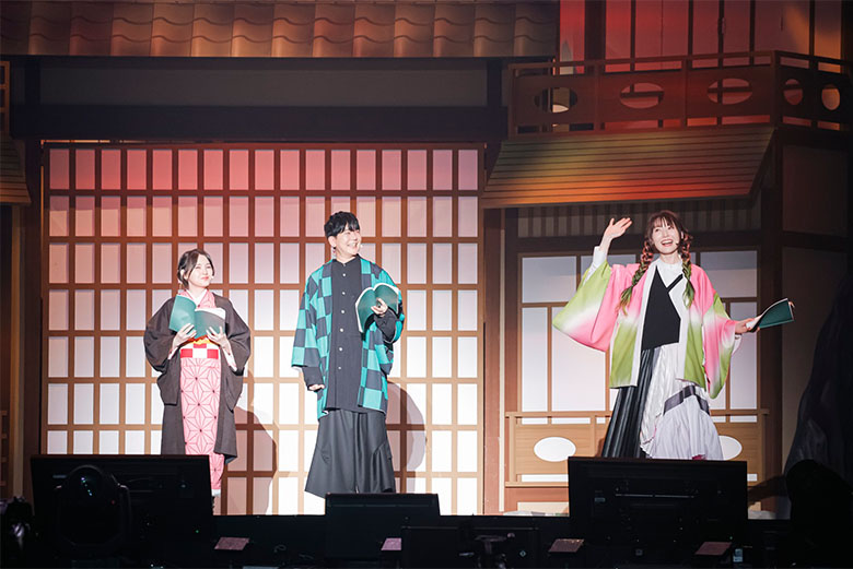 花江夏樹、鬼頭明里、花澤香菜らキャスト陣がステージに登場