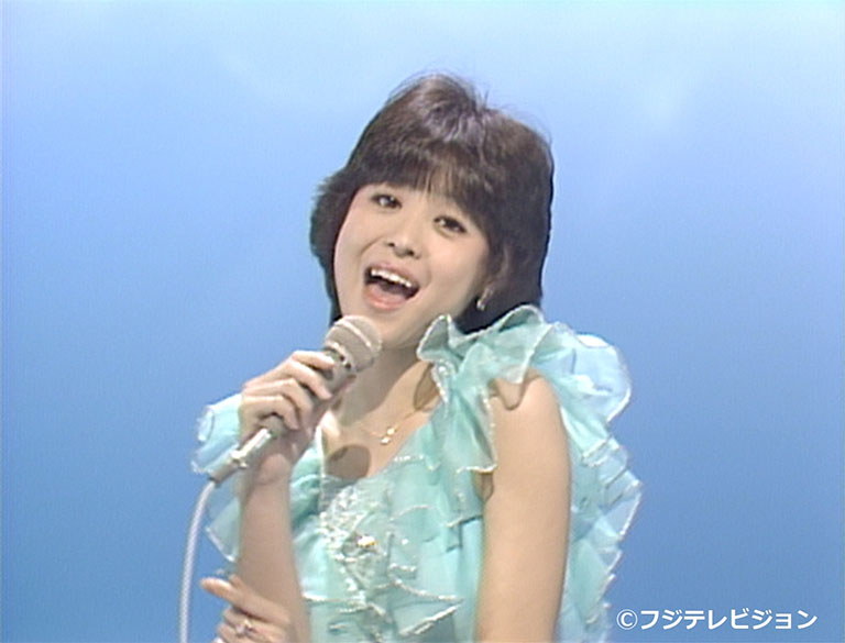 水色の衣装を身に纏い、「ザ・スター」に出演する松田聖子