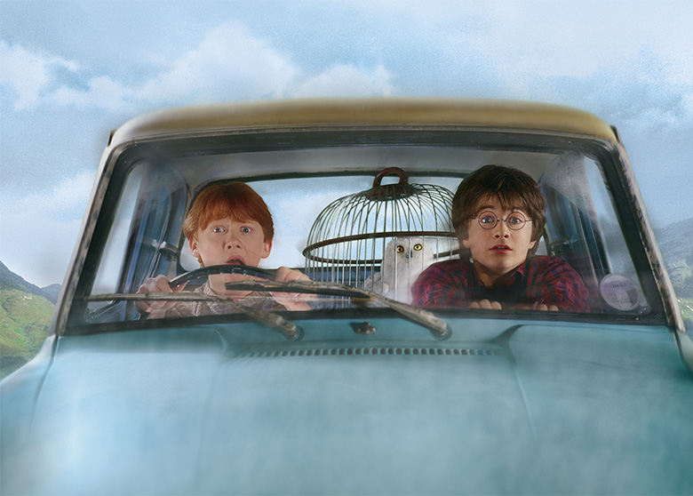 ホグワーツ行きの列車に乗れなかったハリーは、空飛ぶ車で学校へ向かう (「ハリー・ポッターと秘密の部屋」)