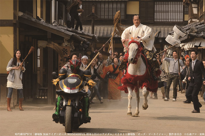 暴れん坊将軍・徳川吉宗(松平健)に追いかけられる仮面ライダーオーズ