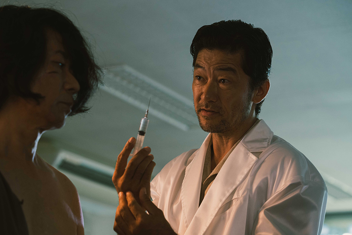 「箱男」 (C)2024 The Box Man Film Partners