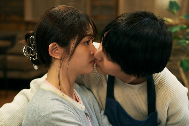 亮(駒木根葵汰)から麻衣(松村沙友理)への不意打ちキスにドキッ！
