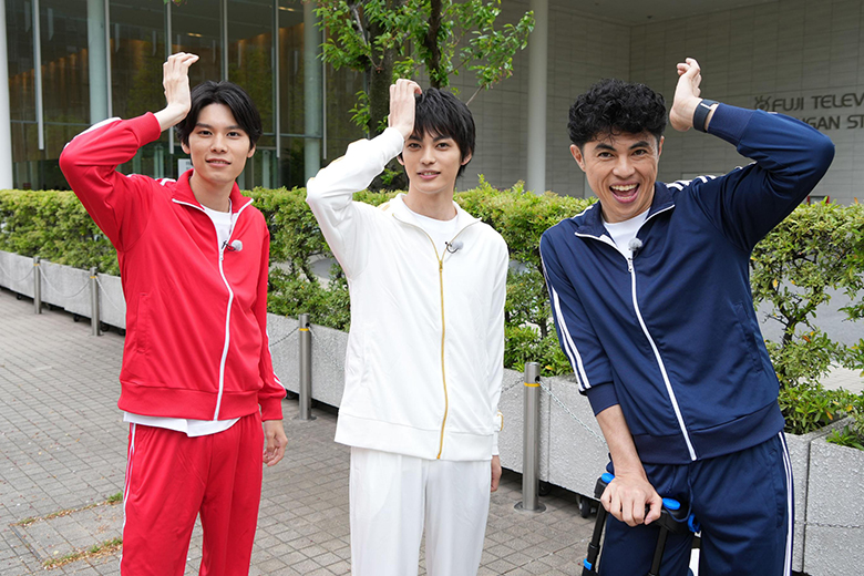 「ピーヤ」ポーズをする萩原莉久、神尾楓珠、小島よしお(「萩原利久のwkwkはぎわランド」#10)