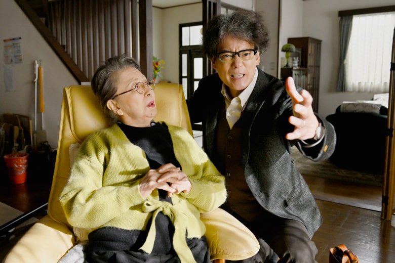 左から、草笛光子、唐沢寿明