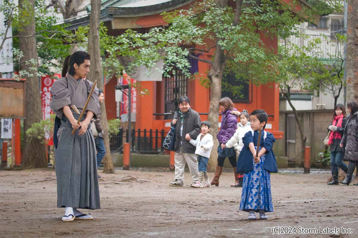 友也(鈴木福)と距離を近づける木島安兵衛(錦戸亮)
