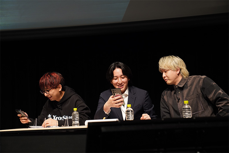 新プロジェクト発表番組中にコメントをみる久保敦俊、高野大知(おじじ)、トナカイト