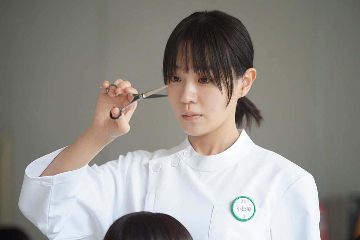 犯した罪に向き合う難役を奈緒がリアルに表現！夏帆、中島歩、木梨憲武ら多彩な顔ぶれのアンサンブル演技も見逃せない「塀の中の美容室」