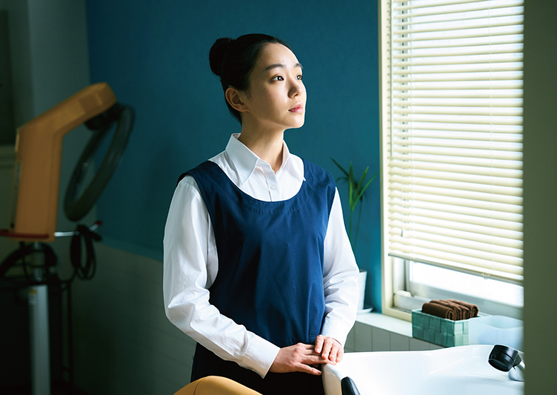 犯した罪に向き合う難役を奈緒がリアルに表現！夏帆、中島歩、木梨憲武ら多彩な顔ぶれのアンサンブル演技も見逃せない「塀の中の美容室」