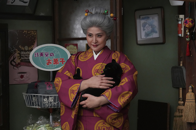 天海祐希が特殊メイクによって主人公・紅子を演じた「ふしぎ駄菓子屋 銭天堂」