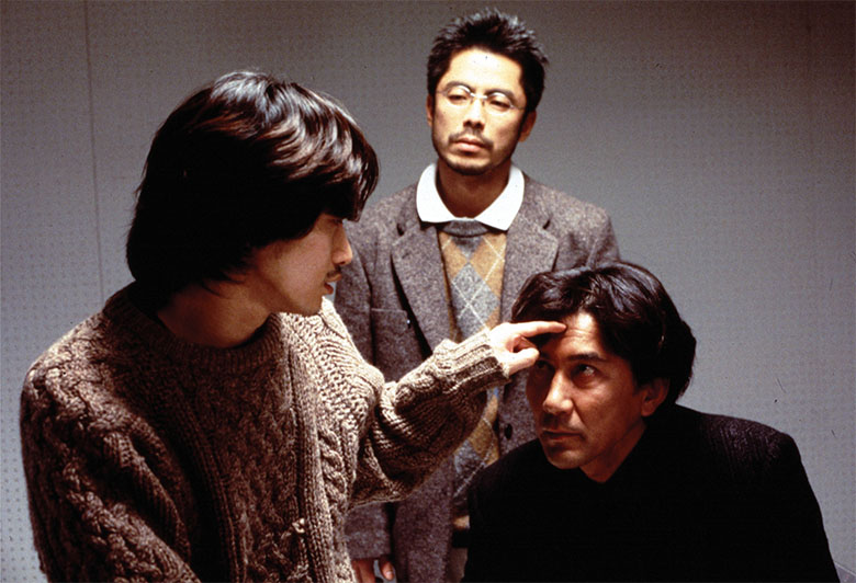 役所広司が刑事を演じ、不可解な殺人事件の真相を追う「CURE」