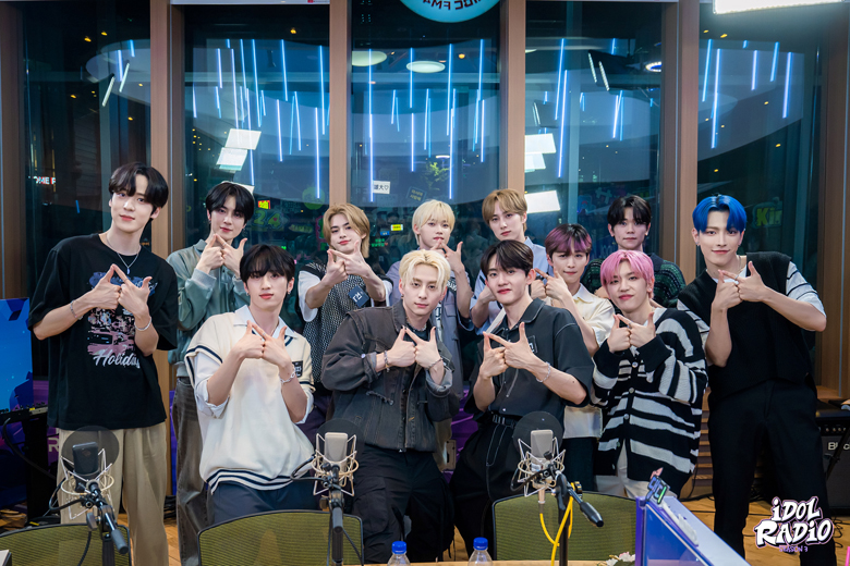 INIがMCのATEEZ・ホンジュン＆ユンホと一緒に記念撮影！「IDOL RADIO(INI出演回)」　