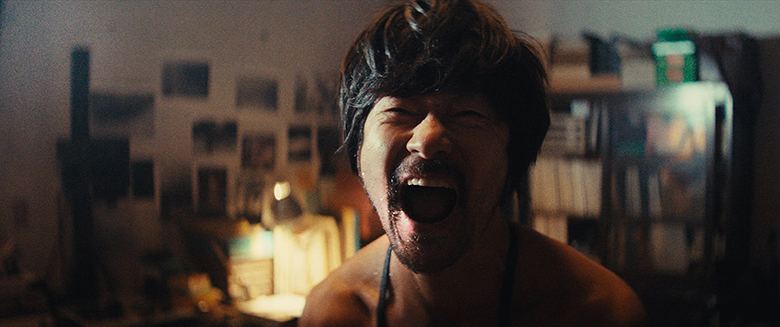 浅野忠信が写真家・深瀬昌久の半生を演じた伝記映画「レイブンズ」 