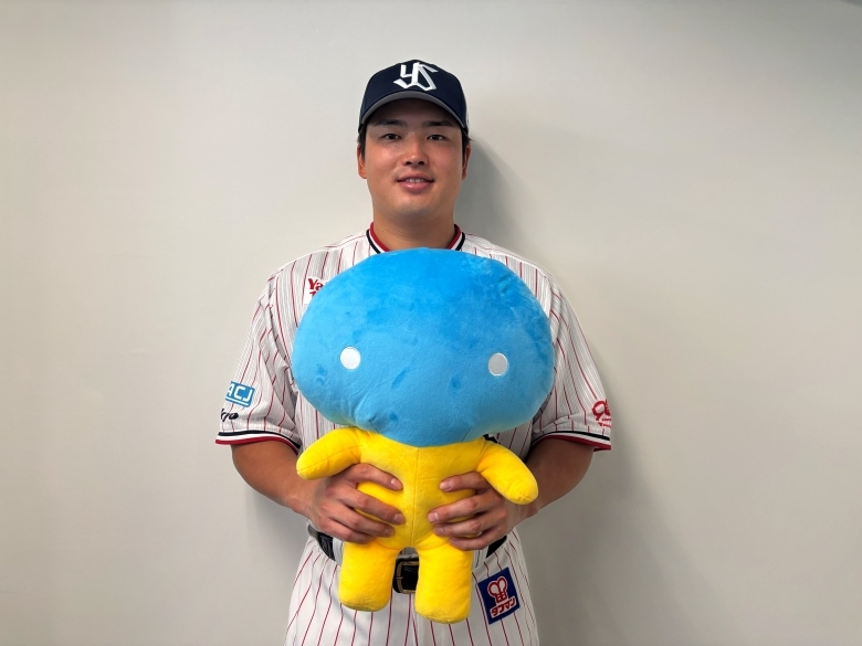 スカッピーのぬいぐるみと村上宗隆選手