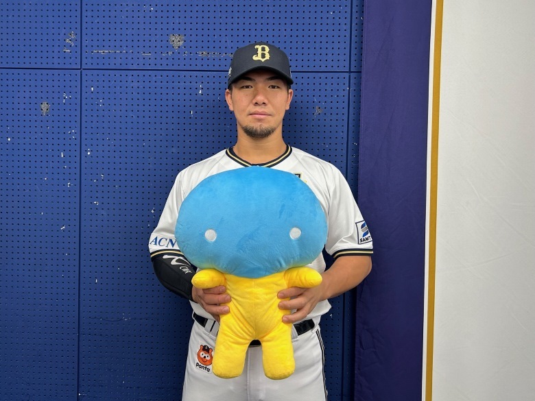 スカッピーのぬいぐるみと頓宮裕真選手