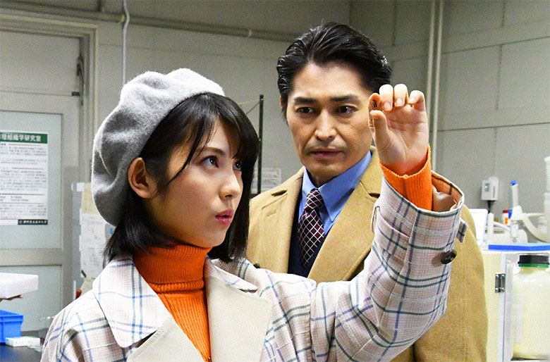 浜辺美波がアリバイ崩しで難事件を解決する主人公を好演