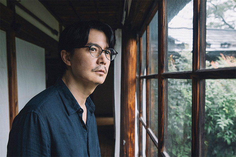 松たか子演じる主人子と、福山雅治演じる乙坂鏡史郎との再会から物語は動き出す