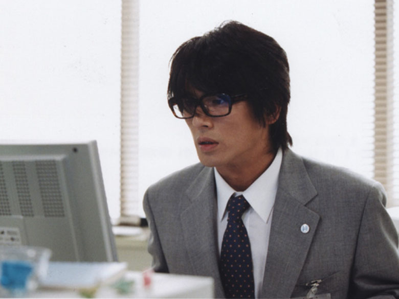高橋克典が、地味な会社員と色男な特命係長の2つの顔を持つ主人公を演じた人気シリーズ