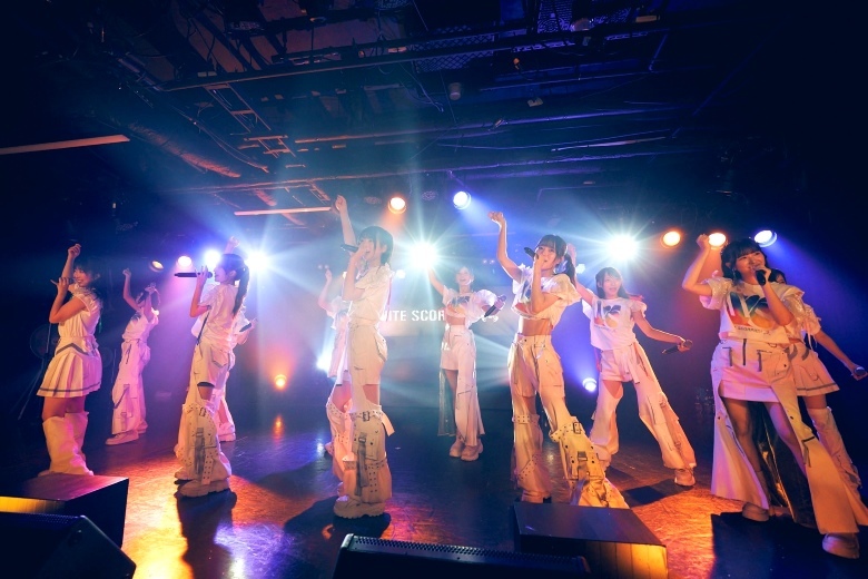 WHITE SCORPIONの「BASE Live #7」の様子