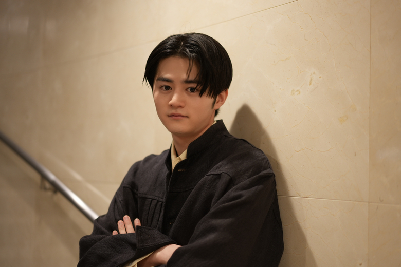 舞台「リア王」で名だたる共演者への溢れる思いを語る鈴鹿央士