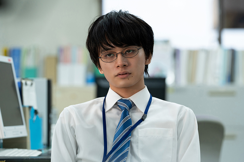 北村匠海が気弱なケースワーカーを演じた「悪い夏」