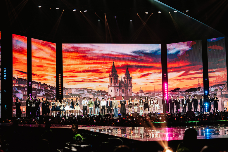 「ミュージックバンク in リスボン」(※写真は一同が揃ったエンディングの場面)