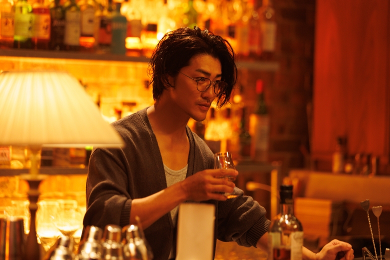 赤西仁が雰囲気あるバーのオーナーを演じたNetflixシリーズ「匿名の恋人たち」