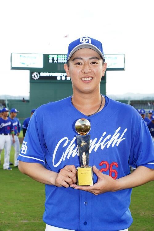 最優秀選手に選ばれ、トロフィーを手にする仲地選手