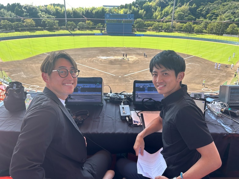 写真左から、佐藤巧アナウンサー、今成亮太