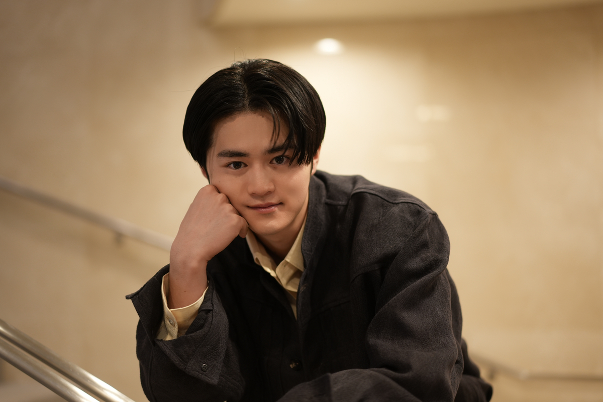 初の舞台出演となる「リア王」への意気込みを語る鈴鹿央士