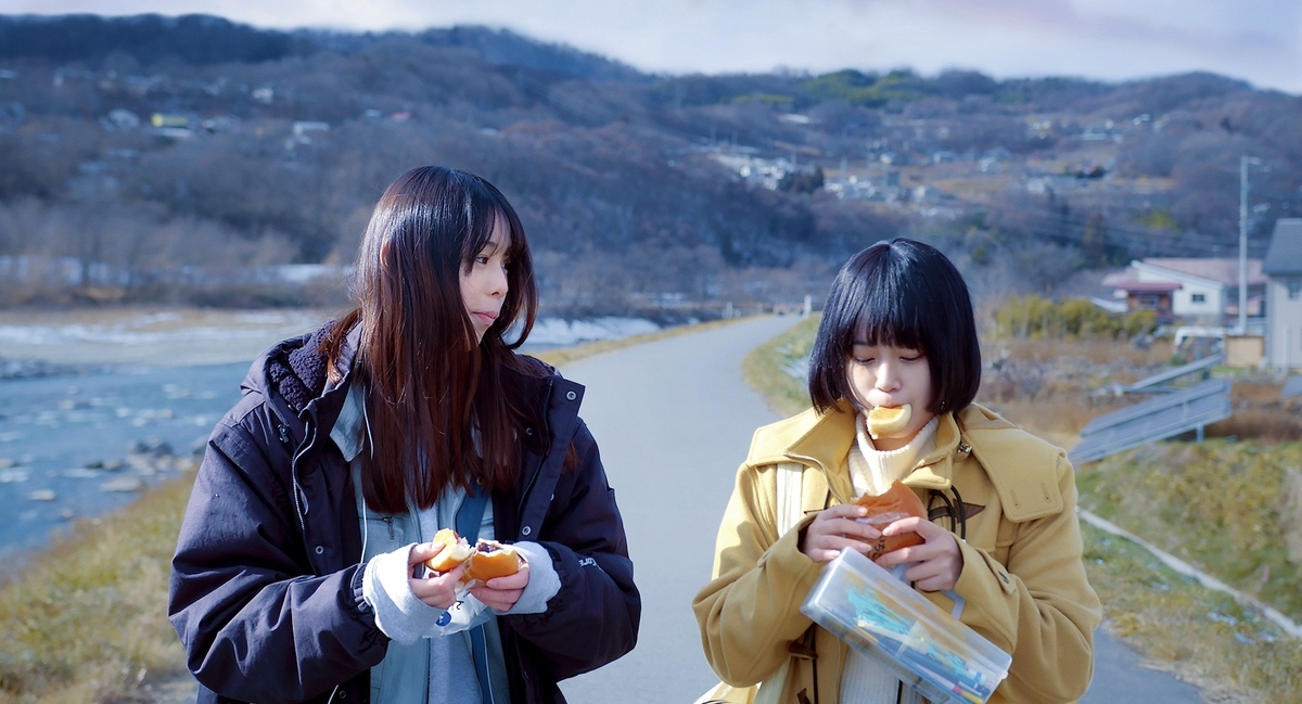 映画「笑えない世界でも」メインビジュアル