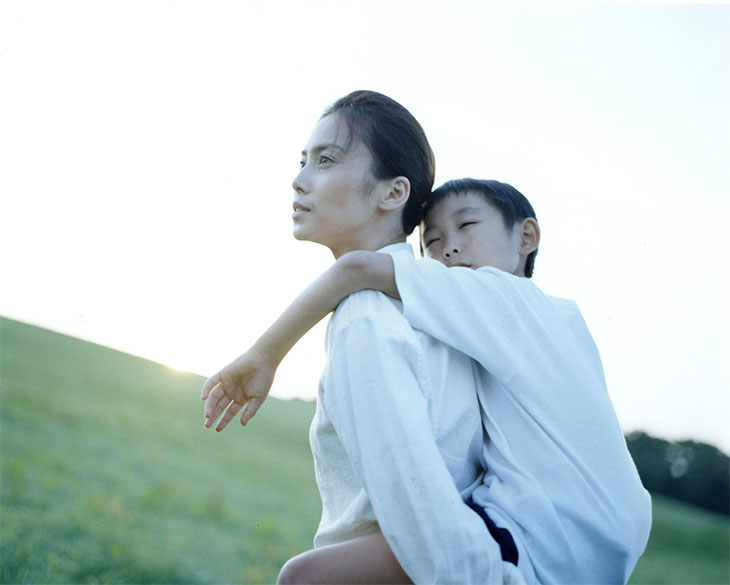 玉木宏が主演を務め、その子供時代を須賀健太が好演