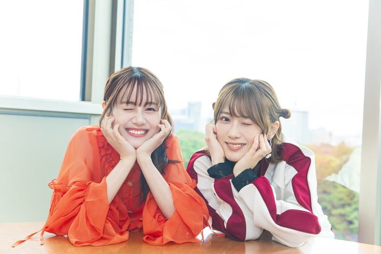 アニメ「笑顔のたえない職場です。」にて漫画家・双見奈々役の夏吉ゆうこ(右)とアシスタント・間瑞希役の伊藤美来(左)