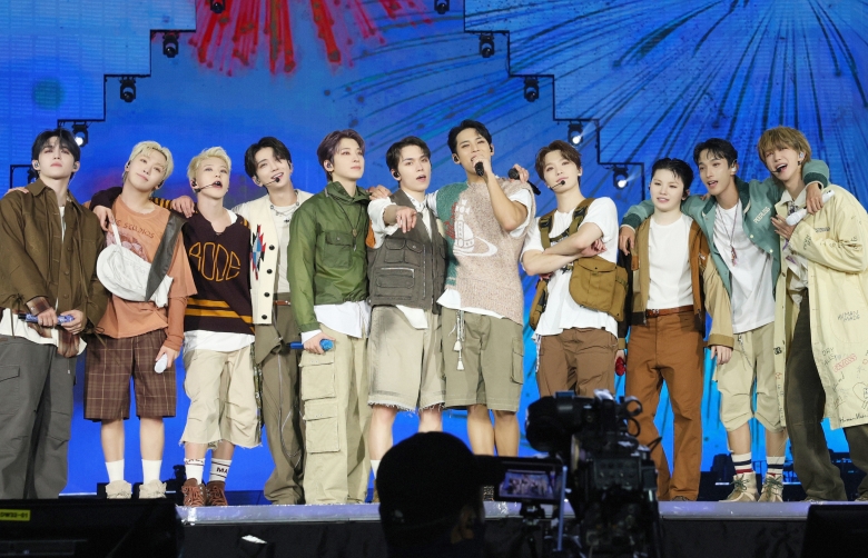 過酷なツアー生活にも密着し、素顔を映し出す「SEVENTEEN: OUR CHAPTER」