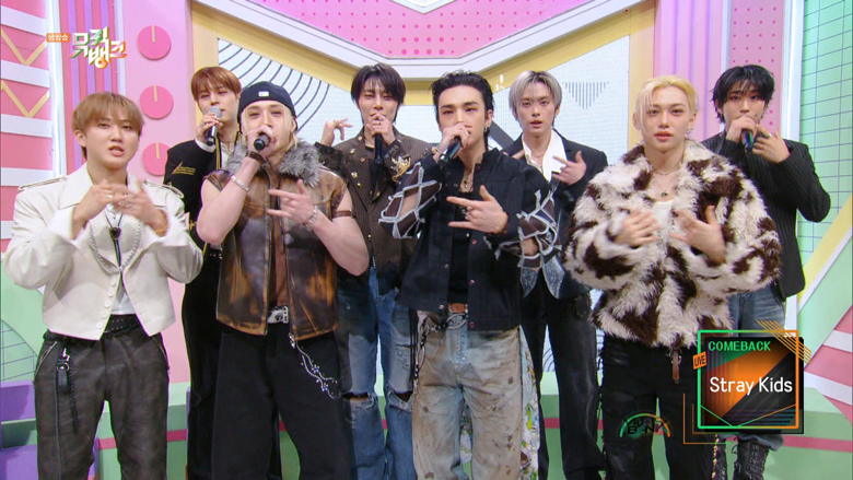 笑顔でインタビューに応えるスキズのメンバーたち(「ミュージックバンク #1272」より)