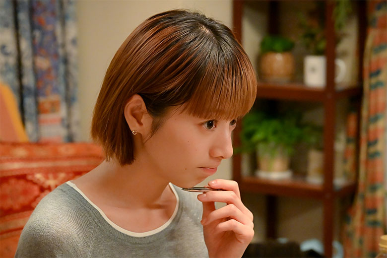 夏帆演じる鮎美も、自分を変えたいと奮闘中