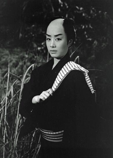 美空ひばりが美声とユニークな扮装を披露！