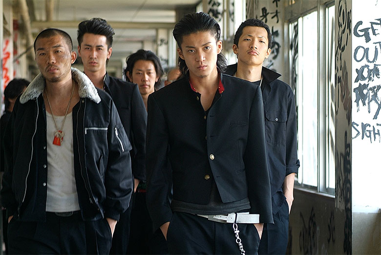 小栗旬が学ランを身に纏い、最強を目指す不良高校生を演じた