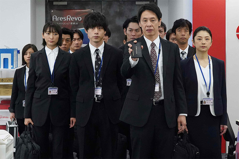 坂口健太郎と杏が公正取引委員会の捜査官として奮闘する凸凹バディを演じる