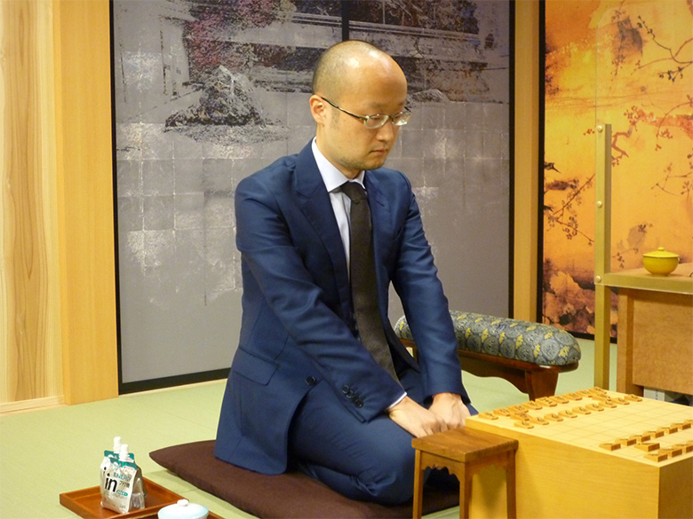 王座を奪取し、二冠となった伊藤匠叡王・王座。そんな将棋界の二冠にまつわるあれこれを紹介