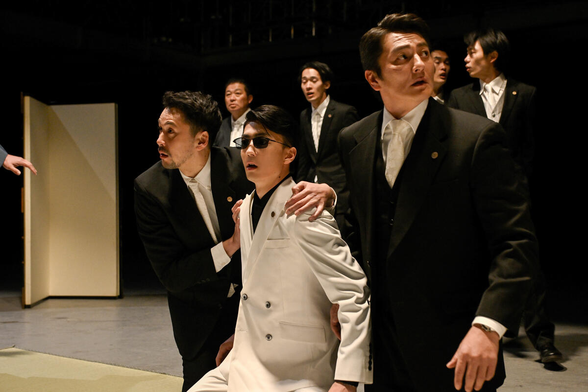 「静かなるドン　第6章」に出演する伊藤健太郎(写真真ん中)、本宮泰風(写真右)