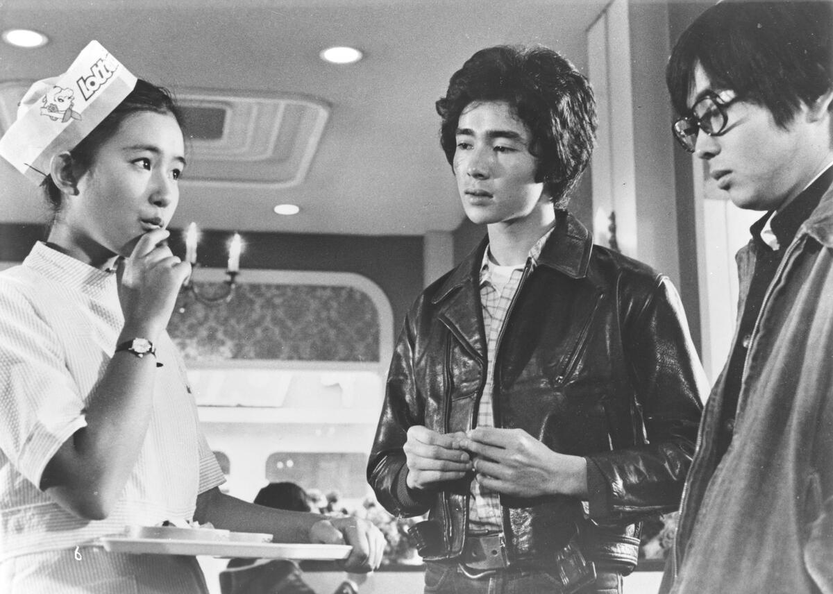 「さらば夏の光よ」に出演する秋吉久美子（写真左）、郷ひろみ（写真中央）