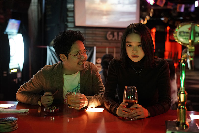 高石あかり演じる普通の少女に、元殺し屋の幽霊が憑依...2つの人格を演じ分ける圧巻の演技