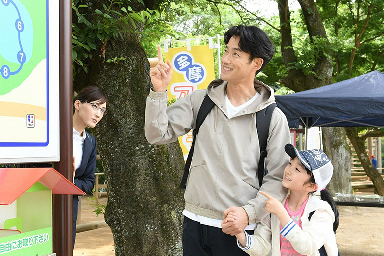 竹野内豊が穏やかな表情で陽だまりのような存在感の父を好演