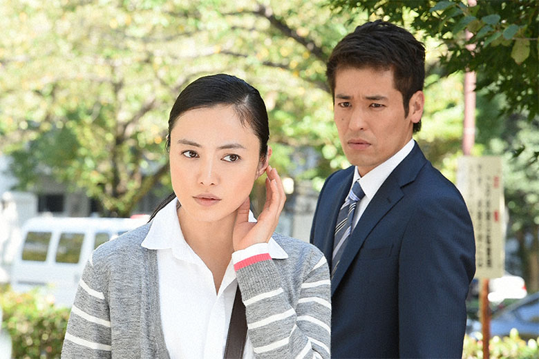 仲間由紀恵演じる潜入捜査官と、佐藤隆太演じる熱血刑事のバディが事件を解決していく